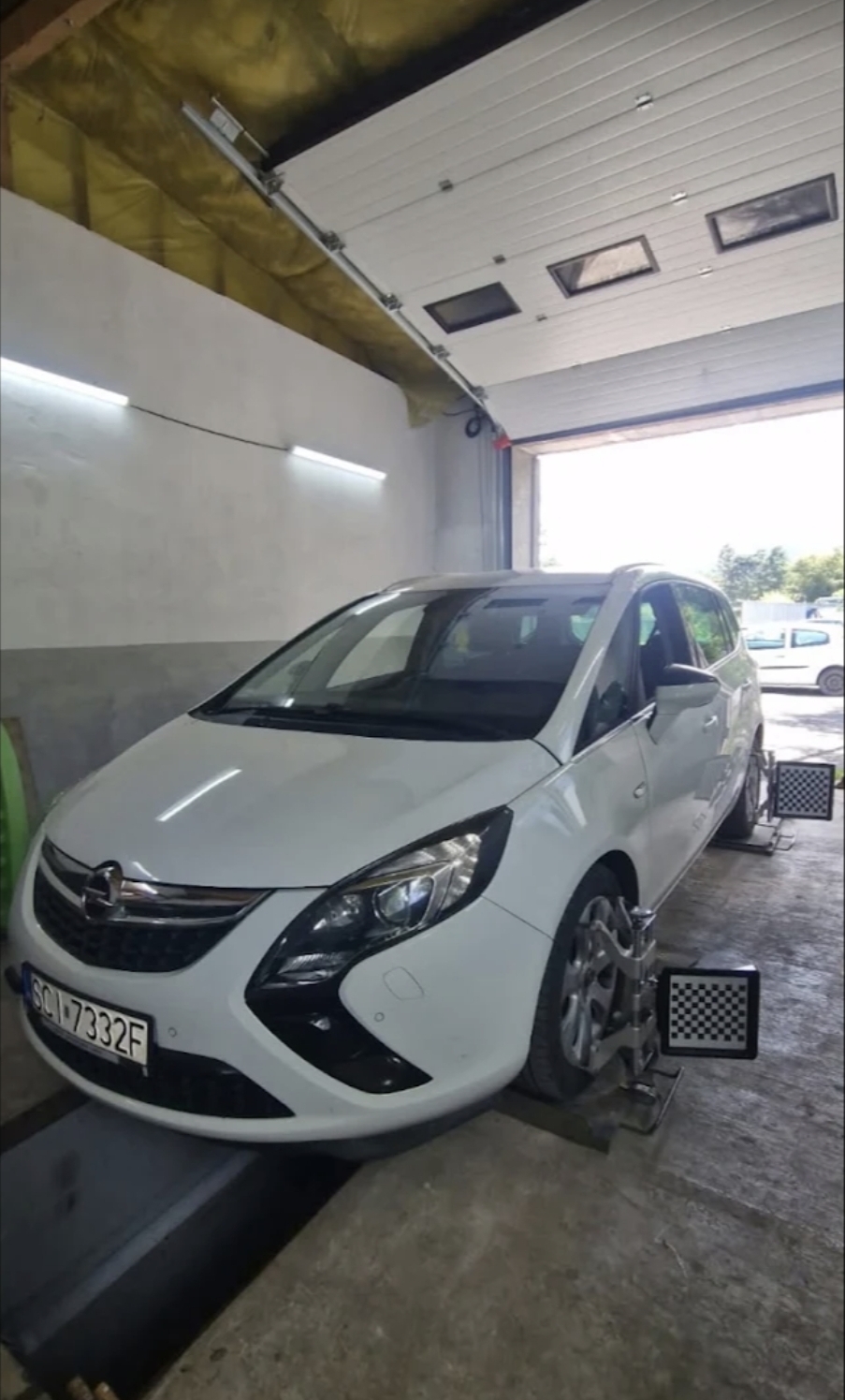 Samochód na stanowisku warsztatowym w hali ADI CAR